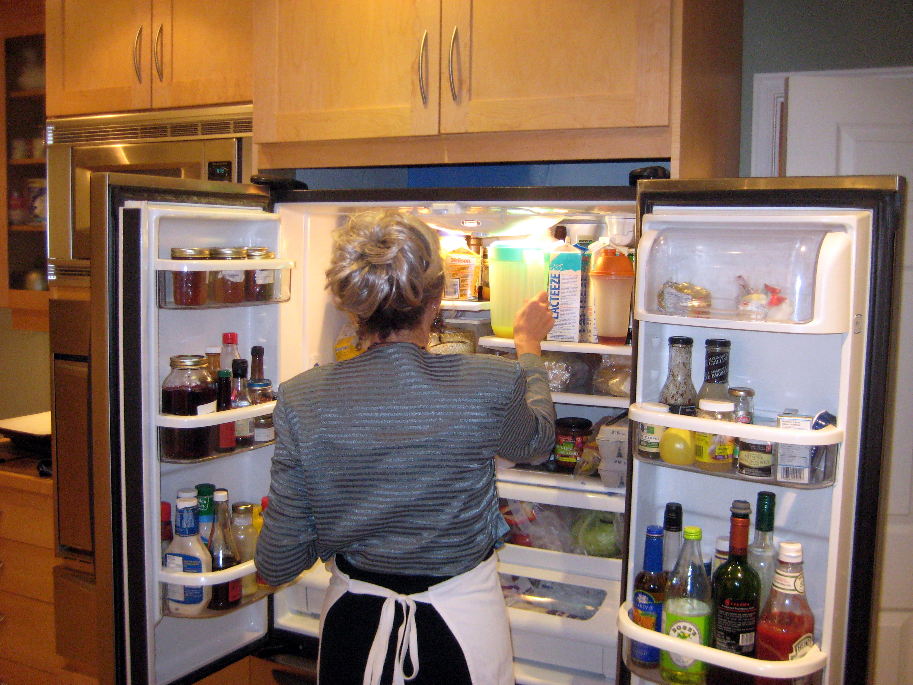 Холодильнике образуется вода. Полный холодильник продуктов. Холодильник с продуктами. Бабушка открывает холодильник. Бабка на холодильнике.